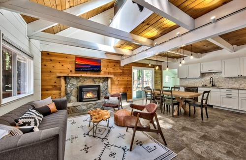 North Upper Truckee House | Family Bear Hollow: Remodeled, HotTub, EV Charger, Outdoor Games, Movies