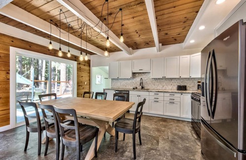 North Upper Truckee House | Family Bear Hollow: Remodeled, HotTub, EV Charger, Outdoor Games, Movies