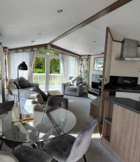 Hamworthy House | Family breaks at Rockley Park with Prosecco and a box of chocolates on arrival