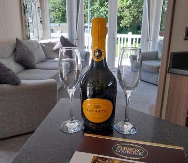 Hamworthy House | Family breaks at Rockley Park with Prosecco and a box of chocolates on arrival