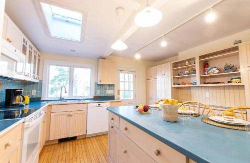 Wellfleet House | Family Compound walk to Downtown!