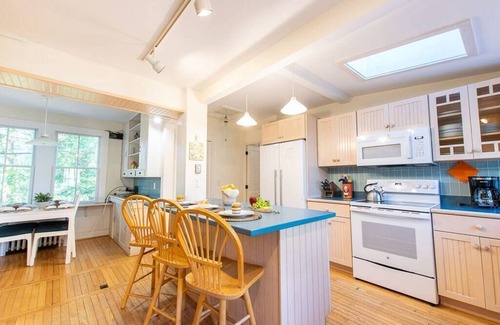 Wellfleet House | Family Compound walk to Downtown!