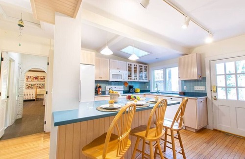 Wellfleet House | Family Compound walk to Downtown!