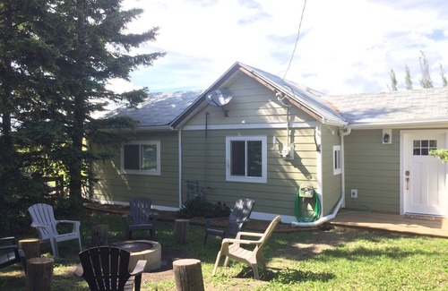 Mountain View Cottage | Family cottage 15 mins from Waterton, AB! Perfect Winter Getaway