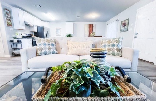 West San Antonio House | Family Cottage Cozy Family Gem near SeaWorld Lackland