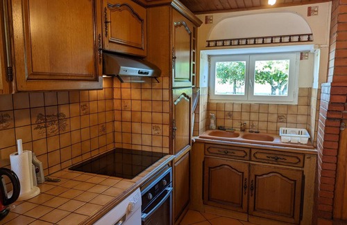 Barret Cottage | Family cottage with enclosed garden in cognac vineyard