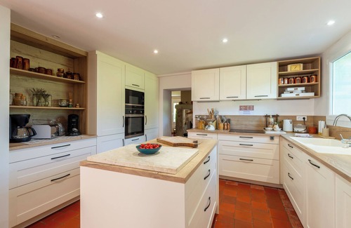 Mondragon House | Family estate with large park and swimming pool