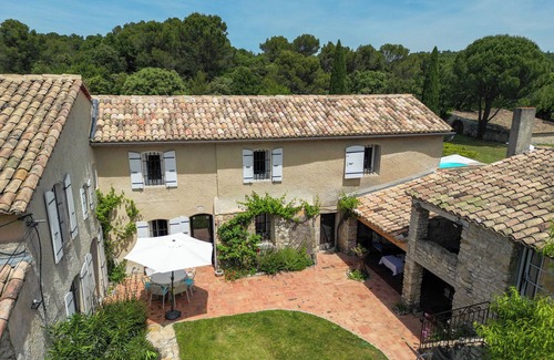 Mondragon House | Family estate with large park and swimming pool