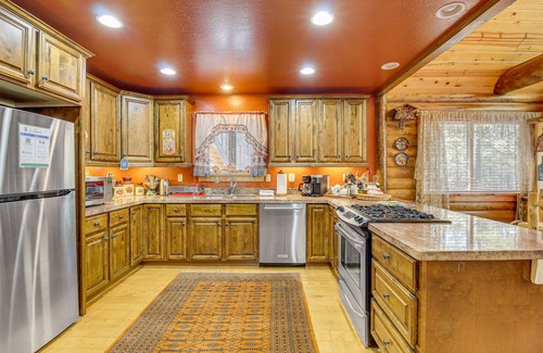 Heber Cabin | Family-Friendly Cabin w/Fire Pit in Forest Lakes