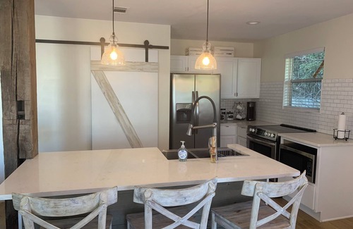 Riviera Beach Cottage | Family friendly 2-bedroom cottage 2 blocks from the beach