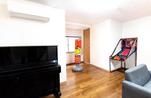 Shinsekai House | Family-Friendly 200 sqm House Tsutenkaku Tower 22ppl
