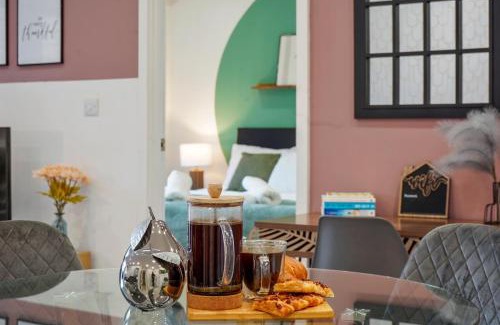 Bedford Apartment | Family Friendly 2BR in Bedford, Parking, Free WiFi, Gym and Cinema room
