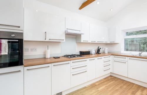 Eastcote House | Family Friendly 3 Bed Home In Pinner Pets Welcome - Pass the Keys