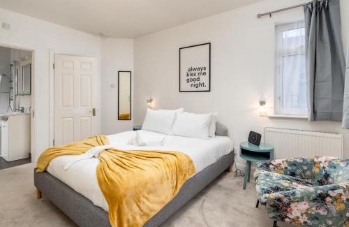 Eastcote House | Family Friendly 3 Bed Home In Pinner Pets Welcome - Pass the Keys