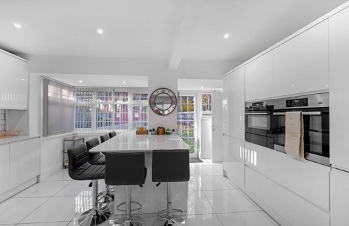 Birmingham House | Family-Friendly 4-Bed near Parks & Transport Links