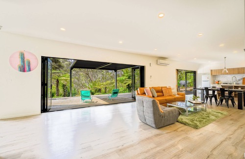 Dairy Flat House | Family Friendly 4 Bedrooms House in Dairy Flat