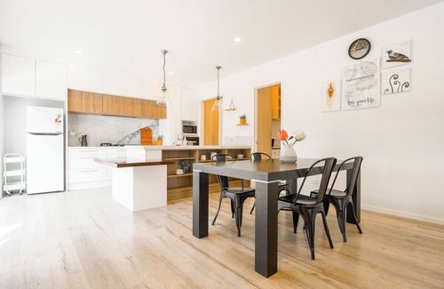 Dairy Flat House | Family Friendly 4 Bedrooms House in Dairy Flat