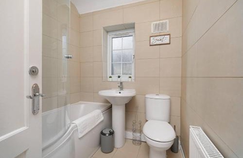 Birmingham House | Family-Friendly 4-Bed near Parks & Transport Links