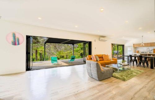 Dairy Flat Villa | Family Friendly 4 Bedrooms House in Dairy Flat