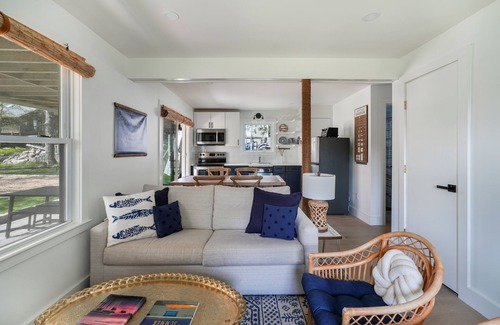 Tisbury House | Family Friendly 5 Bedroom, Walk to Town, Beach & Ferry