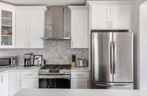 Jefferson Park House | Family friendly 5b/4ba sun-drenched home in Jefferson Park, 2 car garage!