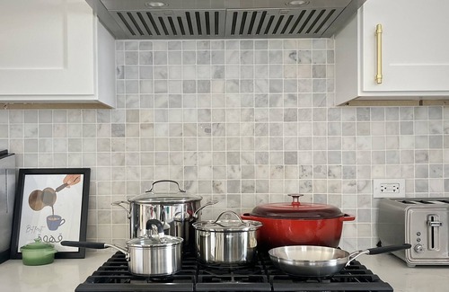 Jefferson Park House | Family friendly 5b/4ba sun-drenched home in Jefferson Park, 2 car garage!