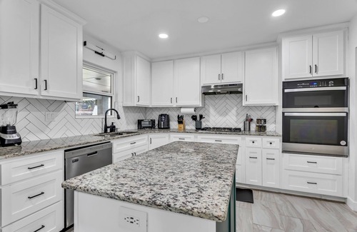 Leon Valley House | Family-Friendly 5BR HotTub Private Yard Near AFB & ThemeParks & Medical