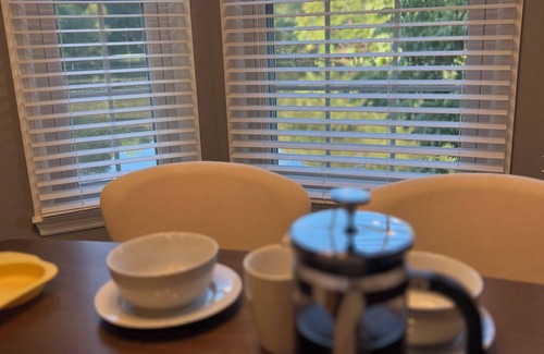 Blackwells House | Family-Friendly 6-Bedroom Lakefront Retreat with Hot Tub & Game Room