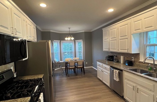 Blackwells House | Family-Friendly 6-Bedroom Lakefront Retreat with Hot Tub & Game Room