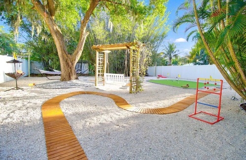 Bradenton House | Family friendly activities for all ages! Pool, Golf, Corn-Hole, Fishing & more!