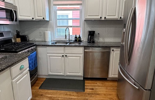 Albright Apartment | Family Friendly Chic 3 Bedroom Centrally Located in Buffalo NY