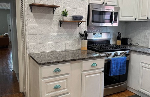 Albright Apartment | Family Friendly Chic 3 Bedroom Centrally Located in Buffalo NY