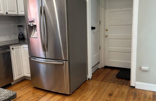 Albright Apartment | Family Friendly Chic 3 Bedroom Centrally Located in Buffalo NY