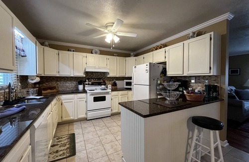 Hillsboro House | Family-Friendly Country Home near The Caverns