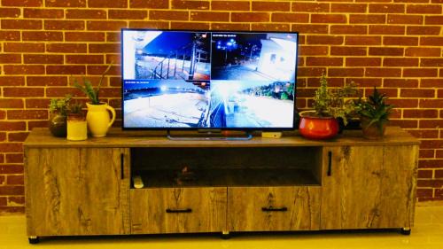 Islamabad Villa | Family Friendly Farmhouse Retreat: 3BR, Lawns, BBQ, errace, Chopal, Historic Water Well. Ideal for Work and Outdoor Activities. Close to Groceries, Cafés, Fully Secured Gated Community, CCTV