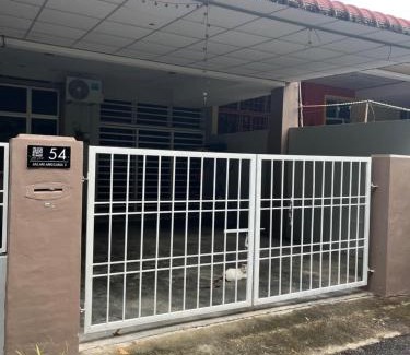 Gerik House | Family-friendly flower homestay