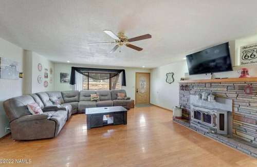 Williams House | Family Friendly, Great for Big Groups, Large Parking Area !