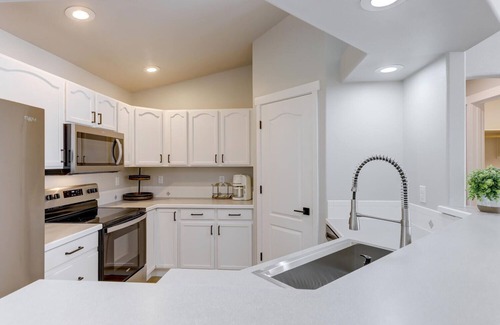 Caldwell House | Family friendly guest home - 5-min to CofI and fairgrounds (sleeps 6)