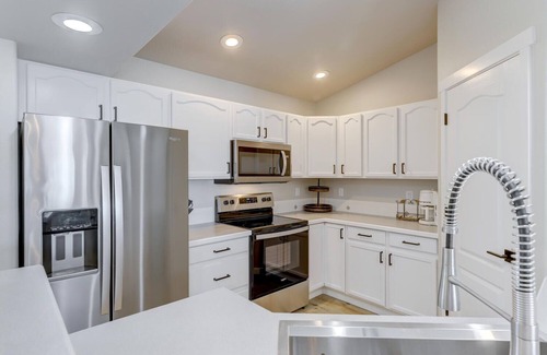 Caldwell House | Family friendly guest home - 5-min to CofI and fairgrounds (sleeps 6)