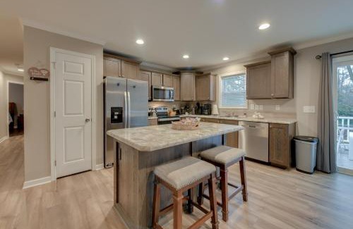 Colonial Beach House | Family-Friendly Home with Deck Near Colonial Beach!