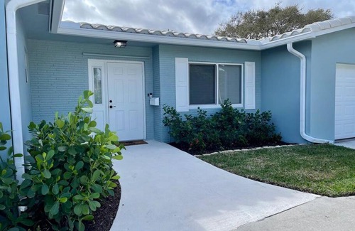 Deerfield Beach House | Family Friendly Home with Pool, Wifi, by the beach