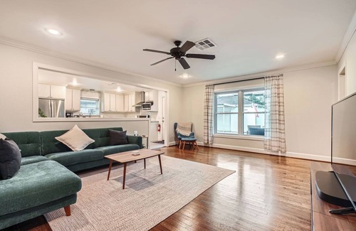 Braeswood Place House | Family-Friendly Home in Braeswood - Prime Location