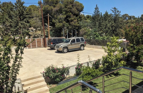 Isthmia House | Family Friendly Home. Walk to the Beach