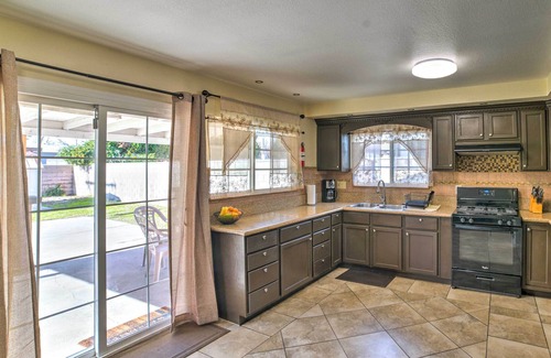 Fontana House | Family-Friendly Home w/ Basketball Court!