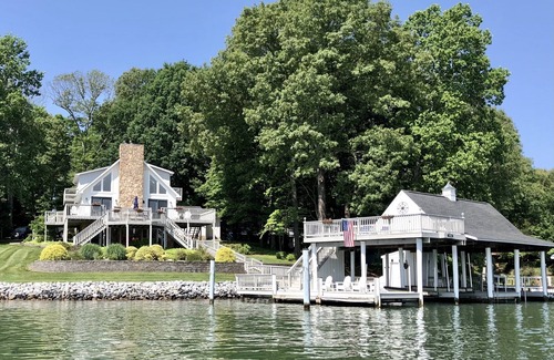 Huddleston House | Family-friendly/Huge Dock/No Wake Cove/Kayaks/Mountain View/Fire Pit/WiFi/Games