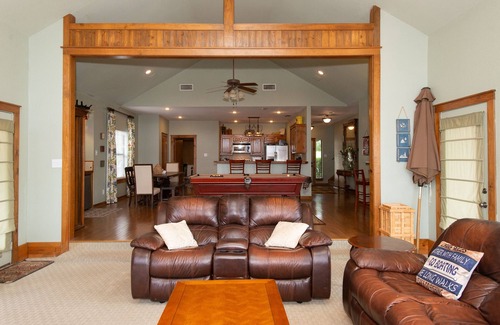 Enchanted Oaks House | Family-Friendly Lakefront Retreat on Cedar Creek Lake W/Hot Tub