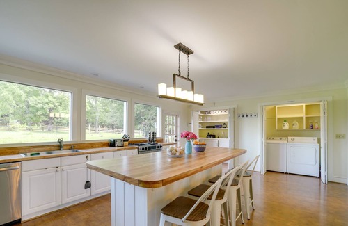 Landrum House | Family-Friendly Landrum Farmhouse: Deck & Swim Spa