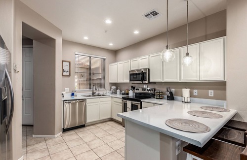 Alta Mesa House | Family-Friendly Luxury Getaway ~ Sleeps 12, Near Golf, Lakes & Festivals