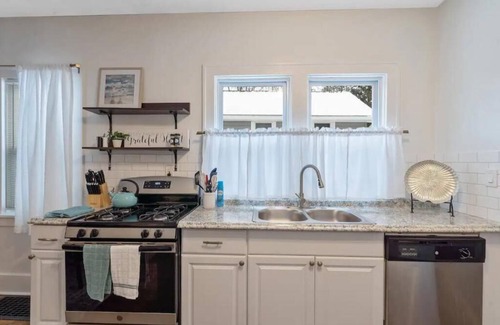 Fayetteville House | Family Friendly Near SU Downtown