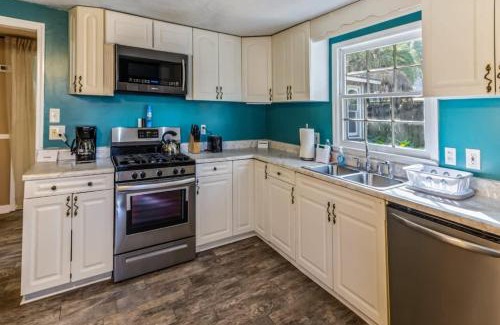 Savannah House | Family Friendly & Ping Pong- Relax & Play Retreat